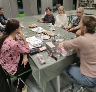 WŚRÓD KSIĄŻEK I KWIATÓW – WYJĄTKOWE SPOTKANIE KLUBU ZACZYTANI