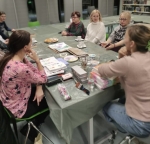 WŚRÓD KSIĄŻEK I KWIATÓW – WYJĄTKOWE SPOTKANIE KLUBU ZACZYTANI