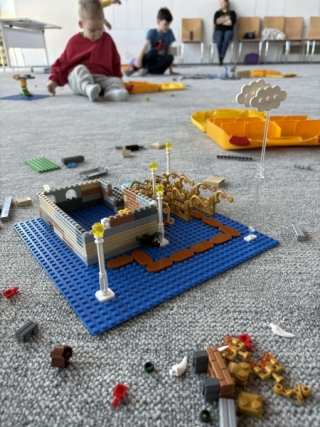 KLOCKI LEGO W BIBLIOTECE – BAŚNIOWA PRZYGODA PONAD CHMURAMI!